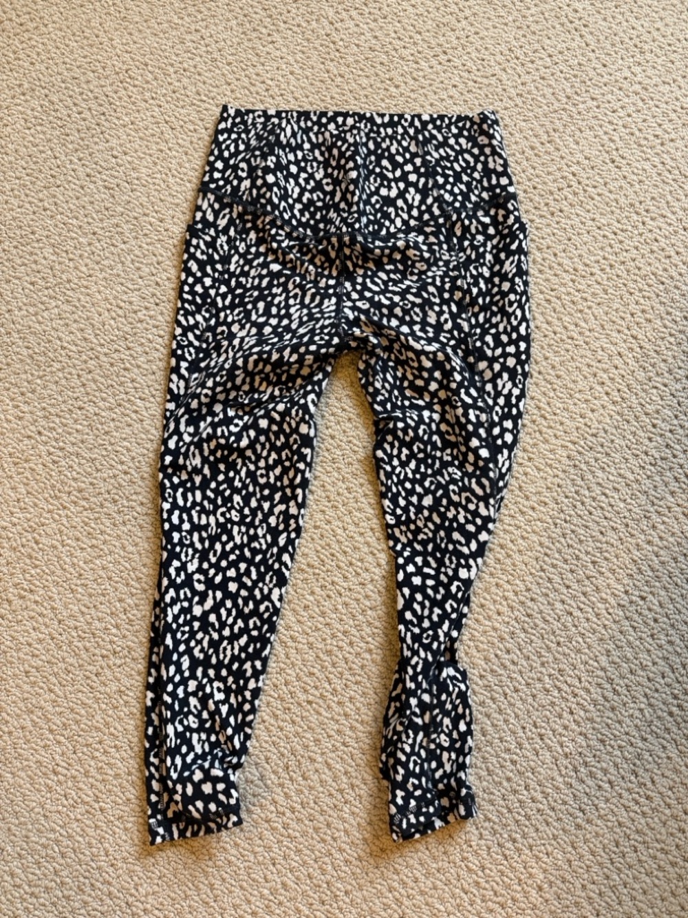 Athleta women’s M Black and White Leopard Print Leggings NWOT